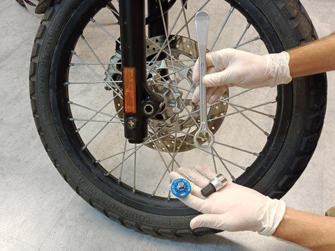 Retire os eixos das rodas